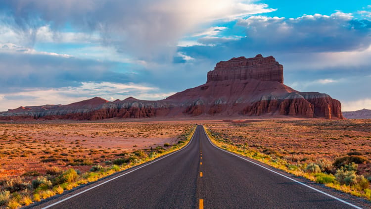 scenic-highway-leading-to-dramatic-utah-mountain
